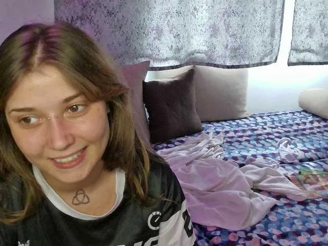 TOP_po – webcam model profile photo Image 14