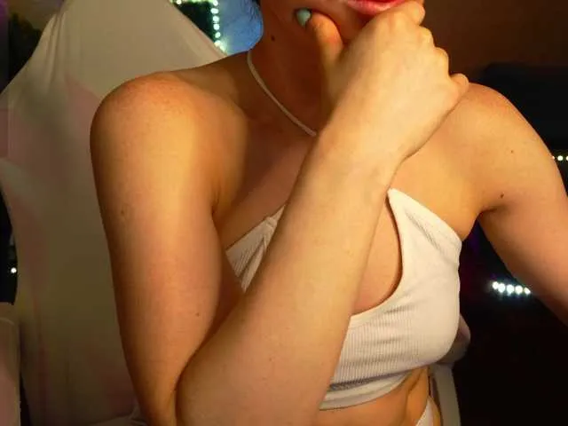 tina18teen – webcam model profile photo Image 10