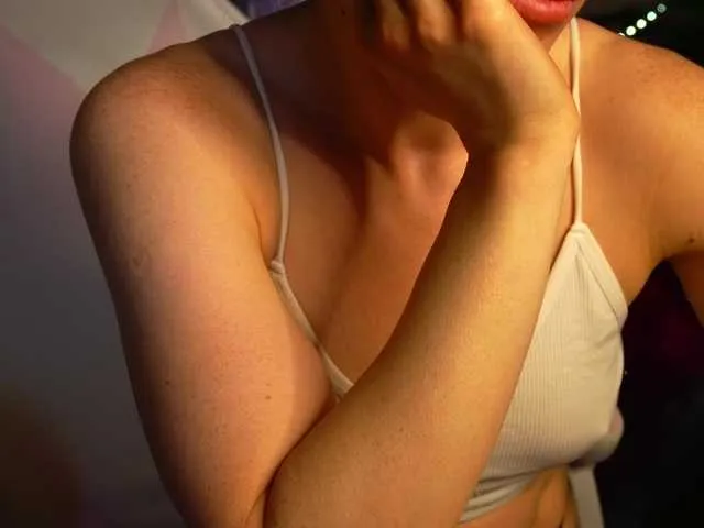 tina18teen – webcam model profile photo Image 13