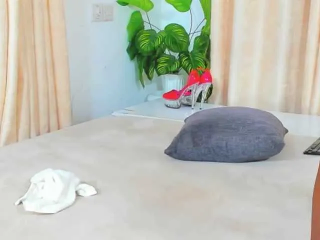 lola_bunny68 – webcam model profile photo Image 8