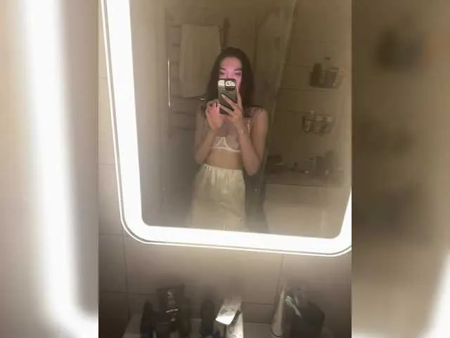 GlamModelHoney Image 2