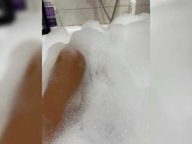 roouse – webcam model profile photo Image 2