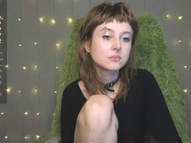 Roof-is-on-fire – webcam model profile photo Image 12