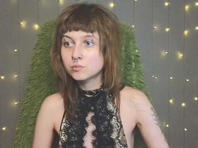 Roof-is-on-fire – webcam model profile photo Image 17