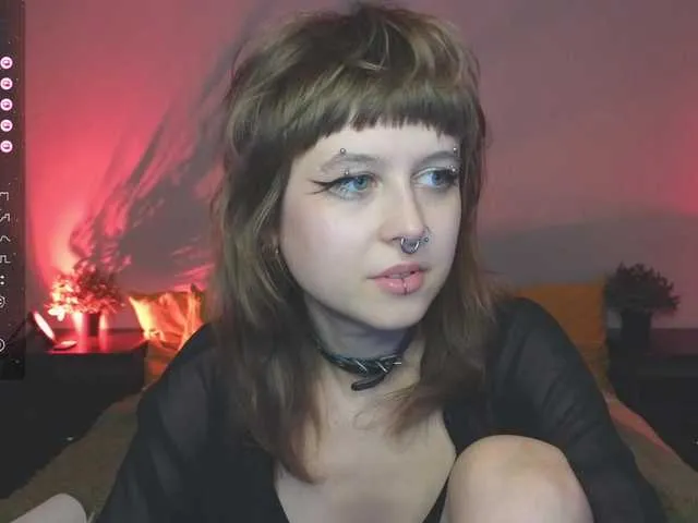Roof-is-on-fire – webcam model profile photo Image 18