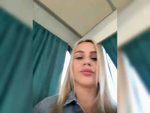 f1oraa – webcam model profile photo Image 6