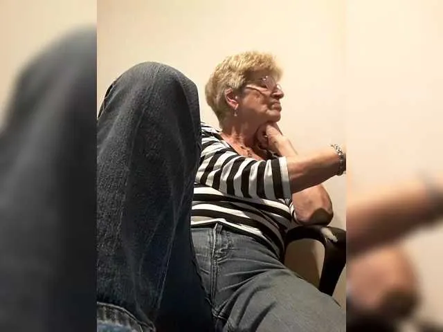 IORio2 – webcam model profile photo Image 16