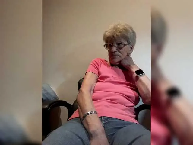 IORio2 – webcam model profile photo Image 18