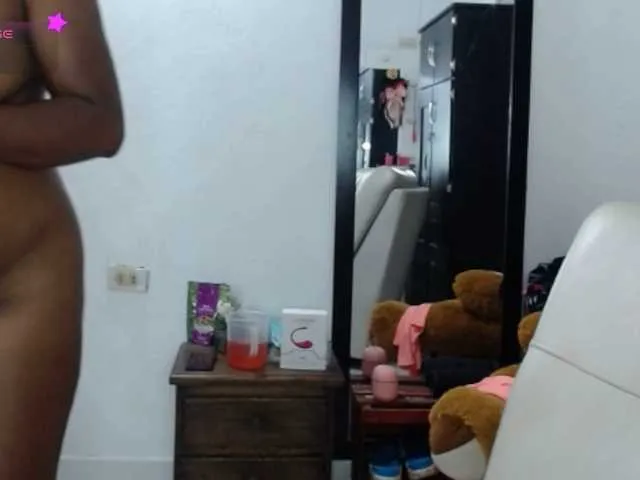VIKITOMMY – webcam model profile photo Image 5