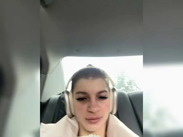 luciewintersuk – webcam model profile photo Image 4