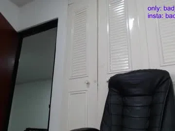 VIKITOMMY – webcam model profile photo Image 18