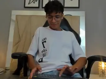 lynn9000 – webcam model profile photo Image 3