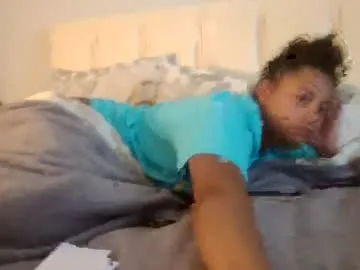 scarlethroa – webcam model profile photo Image 2