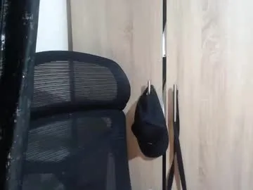 leonnextdoor – webcam model profile photo Image 3