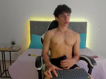 VIKITOMMY – webcam model profile photo Image 2