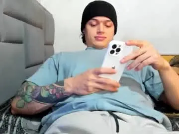 VIKITOMMY – webcam model profile photo Image 16