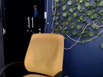 YoungSquad – webcam model profile photo Image 4