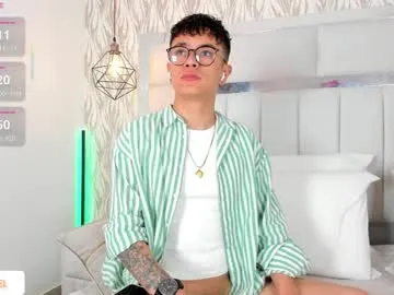 wolfan_sky – webcam model profile photo Image 9