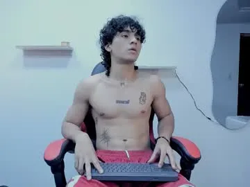 ginwood – webcam model profile photo Image 16