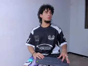 ginwood – webcam model profile photo Image 4