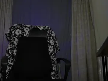 VIKITOMMY – webcam model profile photo Image 4