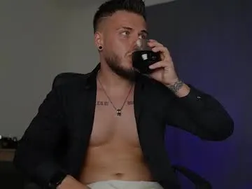 VIKITOMMY – webcam model profile photo Image 8