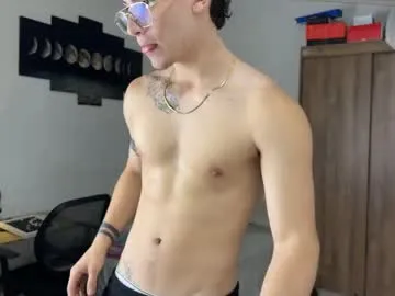 TOP_po – webcam model profile photo Image 9