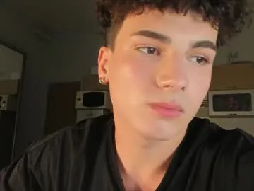 TOP_po – webcam model profile photo Image 16