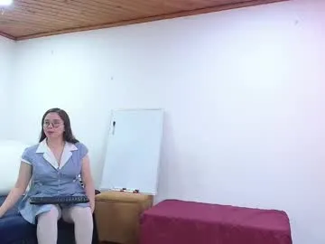 emilyandglasses – webcam model profile photo Image 12