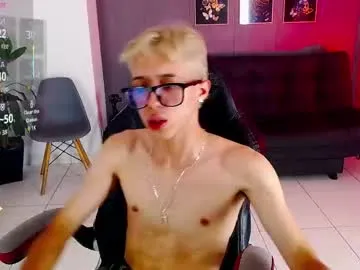 VIKITOMMY – webcam model profile photo Image 11