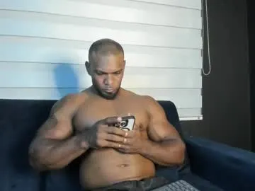 VIKITOMMY – webcam model profile photo Image 6