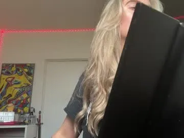 PinkyPai – webcam model profile photo Image 2