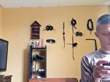 VIKITOMMY – webcam model profile photo Image 15