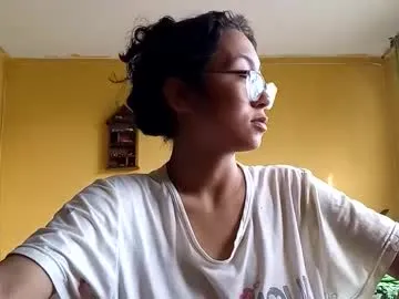 VIKITOMMY – webcam model profile photo Image 2