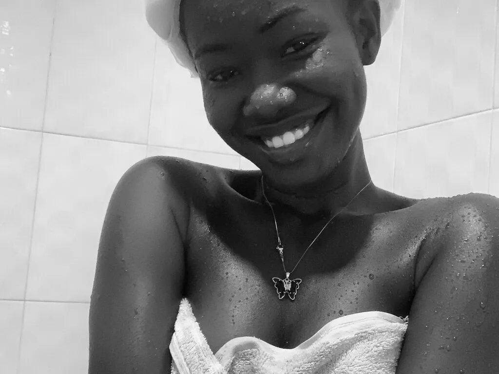 MonaReign – webcam model profile photo