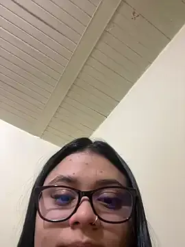 TOP_po – webcam model profile photo Image 13