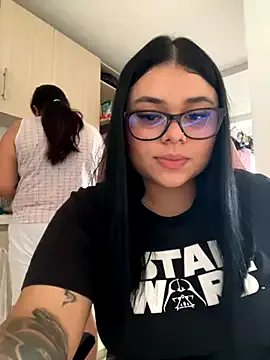 TOP_po – webcam model profile photo Image 4