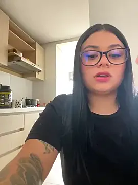 TOP_po – webcam model profile photo Image 9