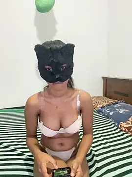 YoungSquad – webcam model profile photo Image 4