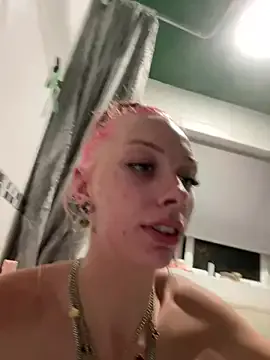 TOP_po – webcam model profile photo Image 2