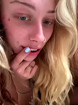 TOP_po – webcam model profile photo Image 4