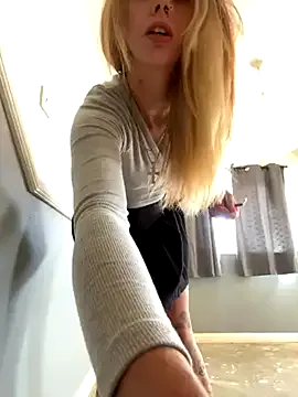 TOP_po – webcam model profile photo Image 6