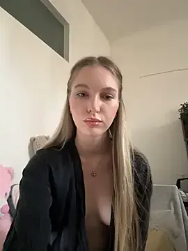 White-Foxy – webcam model profile photo Image 2