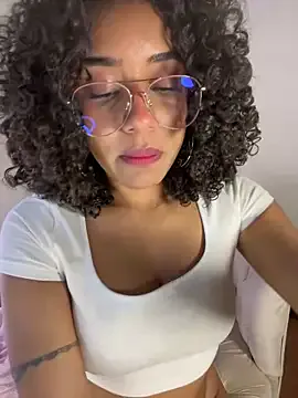 Taanni – webcam model profile photo Image 11