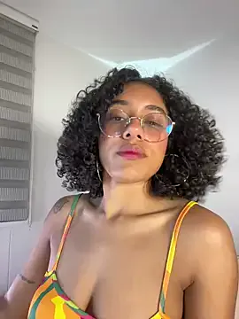 Taanni – webcam model profile photo Image 4