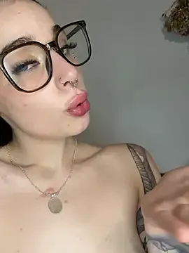 little_effy18_ – webcam model profile photo Image 10