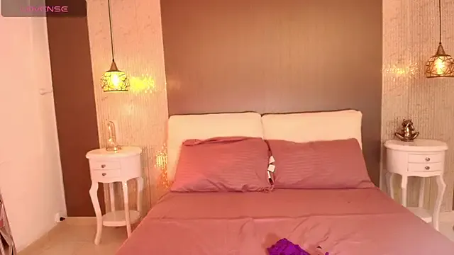 elisonni – webcam model profile photo Image 16