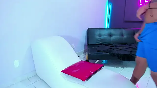 TOP_po – webcam model profile photo Image 11