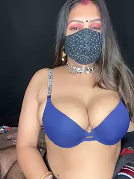 Ptashkaa – webcam model profile photo Image 4
