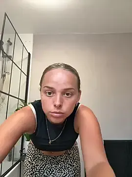 IORio2 – webcam model profile photo Image 3